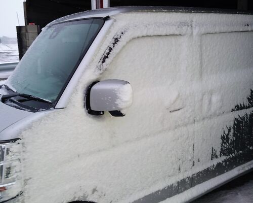 吹き付ける雪